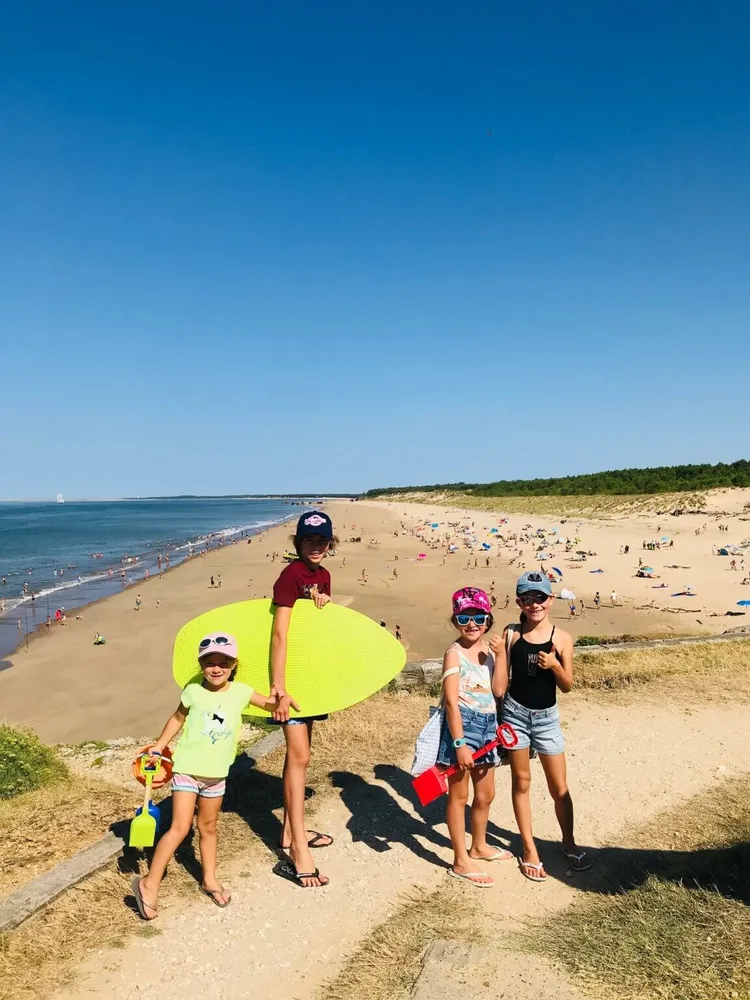 enfant du camping chadotel allant à pieds à la plage depuis le  camping