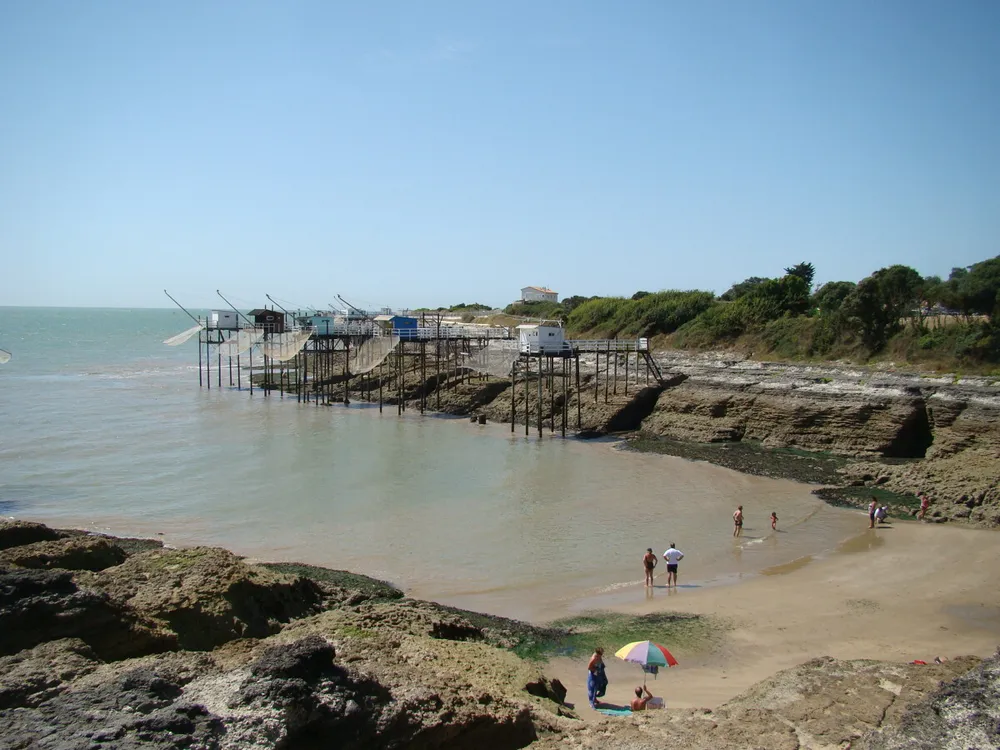 Paysage rocheux avec cabanes de pêche