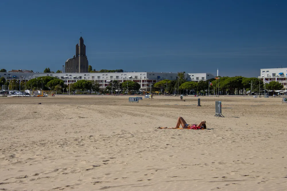 Grande plage proche du camping le tahiti village 